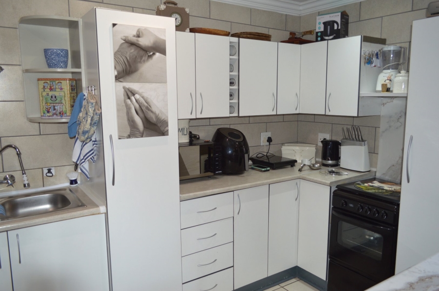 6 Bedroom Property for Sale in Doringkruin North West